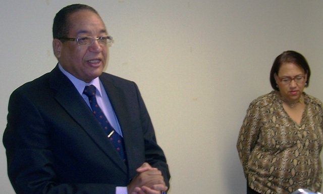 El doctor Domingo Pérez, Director Provincial del Ministerio de Salud y la licenciada Maritza Núñez